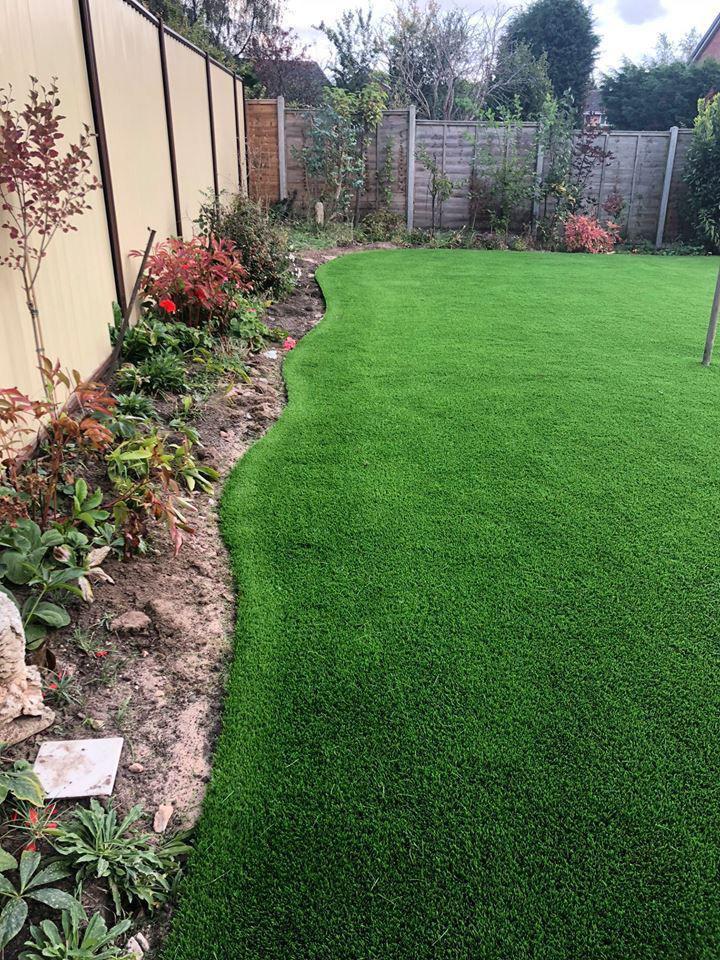 Artificial grass with decorative border